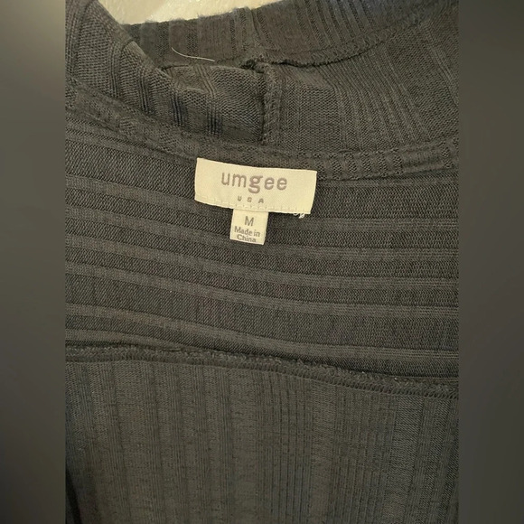 ✨2 For $6 Umgee Sweater Size Medium #B1 - Picture 3 of 5
